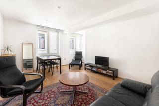 <p><span>Indeling</span>:<br /><br />Dit instapklare tweeslaapkamerappartement van 51 m² bevindt zich in een kleinschalig gebouw en vormt een uitstekende opportuniteit voor zowel eigen gebruik als investering. Het appartement is volledig in orde met de huidige normen: de elektrische keuring is conform, het pand is asbestvrij en beschikt over een gunstig EPC-label C. Hierdoor geniet u van een zorgeloze aankoop zonder bijkomende werken. Dankzij de praktische indeling met twee slaapkamers is het appartement bijzonder interessant voor verhuur, terwijl de lage maandelijkse kosten van slechts 11 euro de rendabiliteit nog versterken. Kortom, een aantrekkelijk en instapklaar appartement met een uitstekende prijs-kwaliteitverhouding, ideaal voor investeerders die op zoek zijn naar een zorgeloze investering.</p>
<p><br /><span>Omgeving</span>:</p>
<p>De Kommekensstraat is een rustige straat in het hart van Antwerpen, op wandelafstand van het bruisende stadscentrum, het openbaar vervoer en tal van winkels en horecazaken. Dankzij deze centrale ligging combineert het appartement de nodige rust met alle voorzieningen binnen handbereik, wat het niet alleen aantrekkelijk maakt voor eigen bewoning maar ook bijzonder interessant voor verhuur.</p>