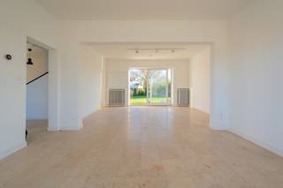 Bent u op zoek naar een ideaal handelspand met ruime parking en tuin? Dan is dit zeker iets voor u. Dit commercieel gebouw bestaat uit 3 verdiepingen...