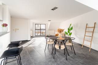 In een kleinschalig gebouw in een rustige en groene omgeving vinden we dit recent opgefrist duplexappartement, te bereiken via trap of lift...