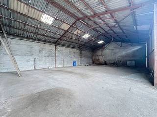Warehouse for rent in Sint-Baafs-Vijve of approximately 190 m², located along the Rijksweg. This warehouse offers the ideal solution for those...