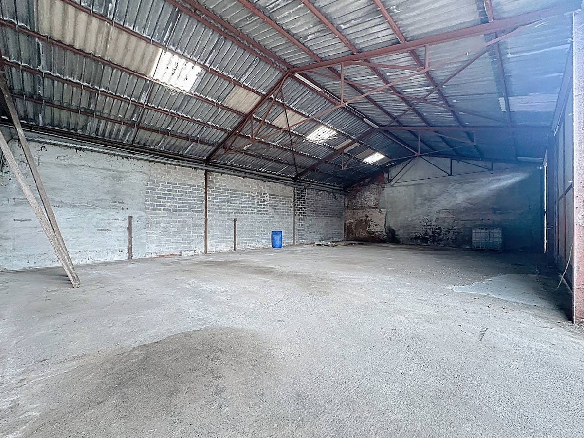 Warehouse of approximately 190 m² for rent in Sint-Baafs-Vijve. - photo 2