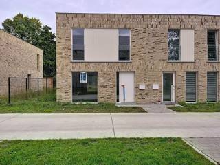 Deze HOB op lot 7 is gebouwd op een perceel van 192 m² en achteraan ontsloten door een uitweg die uitgeeft op jouw eigen parkeerplaats. De tuinomheining en tuinhuis worden voorzien.<br /><br />GLVLS: inkom, wc, ruime living met ingerichte keuken met eiland en berging. De grote raampartijen zorgen voor veel lichtinval.<br />1ste VERD.: drie slpk, wc, badk. met ligbad, douche en badmeubel met dubbele lavabo en berging.<br /><br />Energieneutrale woning (E-peil -14! = A+label) dankzij het doorgedreven isolatiepakket, warmtepomp met vloerverwarming (+ koeling), zonnepanelen (6480 wp) en ventilatiesysteem D. Hiermee voldoe je aan de toekomstige normen en bespaar je uitermate op je woonkost.<br /><br />Ideaal gelegen in residentiële omgeving vlakbij tramhalte en vlotte fietsverbinding naar centrum Gent. Winkels en scholen zijn vlakbij. <br /><br />De kers op de taart? Een nieuwbouwwoning die sneller beschikbaar is én waar je zelf nog je keuken, badkamer, vloeren etc. kan kiezen! Voor de binnenafwerking kan je rekenen op de begeleiding én expertise van ons team en onze partners <br /><br />De vermelde prijs is excl. btw en kosten.<br />Meer info via 09 280 60 60 of info@durabrik.be.<br /><br />Download de brochure op https://durabrik.immo/wondelgem<br /><br />* Afbeeldingen en oppervlaktes zijn indicatief.