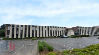 Deze kantoorruimte met een totale oppervlakte van 700 m² is ideaal voor bedrijven die op zoek zijn naar een strategisch gelegen en flexibel inzetbare werkomgeving. Dankzij de ligging vlak bij de <strong>E40,</strong> de Brusselse Ring <strong>R0</strong> en de <strong>A201</strong> richting Brussels Airport geniet het gebouw van een uitstekende bereikbaarheid, terwijl de luchthaven zich op slechts 5 km bevindt.<br /><br />Het gebouw beschikt over ruime <strong>opslagruimtes van 607 m² tot 2.957 m²,</strong> gecombineerd met <strong>kantooroppervlaktes van 227 m² tot 3.717 m².</strong> Ideaal voor ondernemingen die behoefte hebben aan een efficiënte combinatie van logistiek, flexibiliteit en een professionele werkomgeving.<br /><br />De <strong>kantoorruimtes</strong> bieden een lichte en efficiënte werkomgeving met grote raampartijen die zorgen voor veel natuurlijk licht. Het verlaagde systeemplafond is uitgerust met geïntegreerde LED-verlichting, ventilatie en HVAC-installatie met luchtverdeling voor een optimale luchtcirculatie. De flexibele indeling maken het eenvoudig om zowel open werkplekken als afgesloten vergaderruimtes te creëren. <br /><br />De verschillende units kunnen bovendien flexibel gecombineerd worden met <strong>magazijnruimtes </strong>waardoor het gebouw zich moeiteloos aanpast aan uiteenlopende bedrijfsnoden.<br /><br />De <strong>magazijnruimte</strong> geniet van een <strong>vrije hoogte van 8,5 m</strong> en is ideaal voor logistieke of industriële activiteiten. De eerste magazijn is momenteel ingericht met verlaagde plafonds, binnenwanden en bijkomende voorzieningen, maar kan eenvoudig worden teruggebracht naar een klassieke, open opslagruimte.<br /><br />Op het terrein zijn <strong>ruime parkeermogelijkheden</strong>voorzien voor personeel en bezoekers, wat de toegankelijkheid nog verder versterkt. Het volledige complex is <strong>onmiddellijk beschikbaar</strong> en vormt een ideale oplossing voor bedrijven die willen groeien op een locatie met maximale zichtbaarheid en bereikbaarheid.<br /><br />Voor bijkomende inlichtingen, het lastenboek, plannen of een vrijblijvend plaatsbezoek kan je terecht bij <strong>PANORAMA B2B</strong> op <strong>0477 09 00 09</strong>