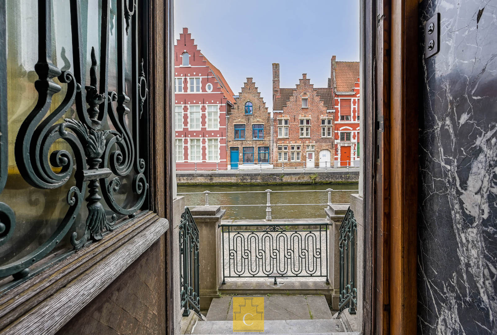 Authentiek herenhuis aan de Sint-Annarei - photo 2