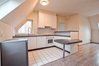 In het centrum van Veurne bevindt zich dit aangename instapklare dakappartement van 61 m², perfect voor wie comfortabel en centraal wil wonen. De vele raampartijen zorgen voor een overvloed aan natuurlijk licht en creëren een open en luchtige sfeer. Het appartement beschikt over een ruime leefruimte met een volledig uitgeruste open keuken, afgestemd op hedendaags wooncomfort. Via de nachthal bereiken we de ruime slaapkamer met ingebouwde kast en extra berging. De badkamer is voorzien van een lavabomeubel en een douche. Daarnaast is er een praktische berging en een aparte wasplaats binnen het appartement. Extra pluspunten zijn de privatieve kelderberging, de gemeenschappelijke fietsenberging en de vlotte toegankelijkheid via zowel lift als trap. Een ideale woonst of interessante investering op een topligging in Veurne en vlakbij de kust.<br />Interesse? Neem gerust contact op voor meer informatie of een bezoek ter plaatse.<br />De privatieve kelderberging zit inbegrepen in gepubliceerde prijs. <br />De vermelde prijs is een richtprijs; elk bod wordt voorgelegd aan de eigenaar, die het recht behoudt dit te aanvaarden of te weigeren