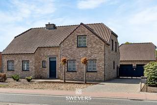 Voor meer info en foto’s, surf naar www.swevers.be<br />– In een rustige woonomgeving in Koersel (Beringen) bevindt zich deze ruime open bebouwing op een uitzonderlijk perceel van 1.434 m². De woning, gebouwd in 1997, is instapklaar en biedt een praktische indeling met comfortabele leefruimtes en tal van mogelijkheden voor gezinnen. Op het gelijkvloers kom je binnen via de inkomhal met gastentoilet. De lichtrijke leefruimte van 39,16 m² vormt het centrale hart van de woning en biedt voldoende plaats voor een gezellige zit- en eethoek. Aansluitend bevindt zich de ruime keuken van 19,78 m² met plaats voor een praktische werkopstelling en eethoek. Naast de keuken ligt een handige wasplaats die extra bergruimte biedt. Verder bevindt zich op het gelijkvloers de badkamer met bad, douche en dubbele lavabo, evenals een ruime kamer van ca. 24 m². Deze ruimte kan perfect ingericht worden als slaapkamer, bureau, hobbyruimte of praktijkruimte en maakt de woning bijzonder geschikt voor wie op termijn gelijkvloers wil wonen. De eerste verdieping telt drie volwaardige slaapkamers van ca. 20,40 m², 14,40 m² en 13 m², evenals een dressing van 17,20 m². Dankzij deze indeling biedt de woning tal van mogelijkheden voor gezinnen of wie extra ruimte wenst voor een bureau of hobbykamer.<br />Verder beschikt de woning over een kelder van 19,14 m² en een dubbele garage van 48 m² met plaats voor meerdere voertuigen en extra opslagruimte. De westelijk georiënteerde tuin geniet van namiddag- en avondzon en biedt volop ruimte voor ontspanning. Extra troeven zijn de regenwaterput van 10.000 liter (aangesloten op toiletten, buitenkranen en wasmachine) en zonnepanelen geplaatst in 2015. De ligging combineert rust met een vlotte bereikbaarheid: winkels op ca. 900 m, restaurants op 160 m, ontspanningsmogelijkheden op ca. 1 km, openbaar vervoer op 700 m en de snelweg op 7,9 km. Voor meer informatie, bel 011 255 155. Bron bewoonbare oppervlakte: EPC – verslag.