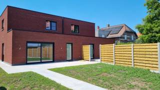 Deze prachtige woning in Evergem - Belzele is perfect gelegen op een rustige locatie maar toch dichtbij tal van faciliteiten en verbindingswegen. De woning heeft een bewoonbare oppervlakte van 108 vierkante meter en een energielabel A. Dit betekent dat de woning zeer energiezuinig is en dat de bewoners kunnen genieten van lage energierekeningen.<br /><br />De woning beschikt over een ruime leefruimte, open keuken (inclusief toestellen), 3 ruime slaapkamers en 1 badkamer met dubbele wastafel, toilet en inloopdouche. Er zijn twee parkeerplaatsen beschikbaar op het terrein, wat handig is voor gezinnen met meerdere auto's. Daarnaast is er ook een garage aanwezig, en een extra berging naast de keuken, wat extra opslagruimte biedt.<br /><br />De grote troeven van deze woningen zijn de elektrische rolluiken in de leefruimte, de airco (warm/koud) in de 3 slaapkamers, de zonnepanelen, de grote vrijstaande garage met extra zonneterras<br /><br />De tuin van de woning is een heerlijke plek en voorzien van een groot terras om te ontspannen en te genieten van de buitenlucht. <br /><br />Schrijf u nu in via "Plan Uw Bezoek" op onze website voor het eerstkomende bezoekmoment. Voor verdere vragen kan u steeds contact opnemen per immovercruysse@gmail.com.