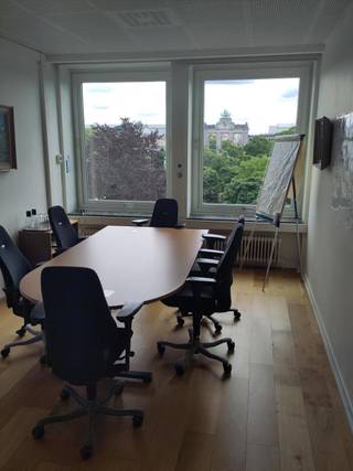<p>Gelegen aan de <strong>Avenue de la Joyeuse Entrée</strong> in Etterbeek, biedt deze kantoorverdieping van <strong>480 m²</strong> een uitstekende ligging nabij de <strong>Europese wijk</strong> en alle nodige voorzieningen.<span></span></p>
<p>De ruimte is volledig ingedeeld en omvat ongeveer <strong>12 afgesloten kantoren</strong>, ideaal voor bedrijven die op zoek zijn naar gebruiksklare kantoren in een professionele omgeving.</p>
<p>De buurt geniet van een uitstekende bereikbaarheid dankzij het openbaar vervoer en biedt talrijke winkels, restaurants en diensten, wat zorgt voor een aangename werkomgeving.</p>
<p>Beschikbaar tot <strong>december 2028</strong>.</p>
<p>De lasten omvatten <strong>water, gas, elektriciteit, brandverzekering en onroerende voorheffing</strong>. Geen andere kosten bij te rekenen.</p>