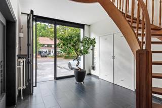 <p>In één van de mooiste en meest residentiële lanen van Schilde, de <strong>Kasteeldreef,</strong> ligt deze vrijstaande villa op een perceel van 1.100 m². Ruimte, licht en rust zijn hier de sleutelwoorden.</p>
<p><strong>Leefruimtes met karakter</strong><br />De inkomhal met vestiaire en gastentoilet leidt je naar de gezellige zithoek met open haard. Perfect om ’s winters te cocoonen. De eetkamer sluit er naadloos op aan en kijkt uit over de tuin. Dankzij de vele ramen geniet je overal van groen zicht en natuurlijk licht.</p>
<p><strong>Koken en tafelen</strong><br />De grote leefkeuken is gemaakt voor genieters: kookplezier voor de chef, ontbijtplek voor het gezin en een tweede eetruimte waar vrienden spontaan blijven hangen.</p>
<p><strong>Verdieping vol mogelijkheden</strong><br />Boven vind je <strong>vijf slaapkamers</strong> en twee badkamers. Handig en luxueus: één met douche en dubbele lavabo, de andere met ligbad, douche en dubbele lavabo. Iedereen zijn plekje dus!</p>
<p><strong>Extra troef: de zolder</strong><br />Met zijn 50 m² biedt de zolder eindeloze mogelijkheden: speelkamer, logeerkamer, home office, hobby ruimte,...</p>
<p><strong>Tuin om in te verdwalen</strong><br />Achter de woning strekt zich een royale, groene tuin uit. Privacy verzekerd, met een ruim terras dat smeekt om zomeravonden en BBQ’s.<br />Extra praktisch: een aparte garage van 20 m² met voldoende plaats voor fietsen, wagens of hobby’s.</p>
<p><strong>Waarom dit huis jou zal verleiden?</strong></p>
<p>- Residentiële ligging in de Kasteeldreef<br />- Mooie gevelrenovatie (2013)<br />- Instapklaar: grondige renovatie 2003<br />- Condensatieketel Viessmann<br />- HR-beglazing<br />- Parketvloeren & open haard<br />- Zonnepanelen!</p>
<p>Een villa met standing, een tuin die aan vakantie doet denken en een buurt waar je alleen maar van kan dromen.<br /><br />Wg, Gvkr, Gvv, Gmo, Gn overstromingsgevoelig gebied</p>