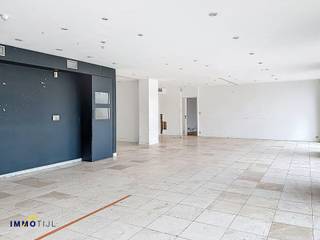 Propriété spacieuse offrant l'opportunité idéale de combiner activités commerciales et vie confortable.Au rez-de-chaussée se trouve actuellement un...