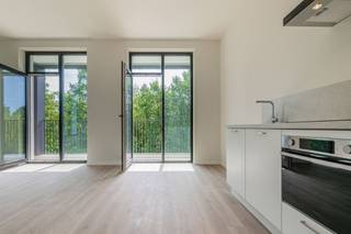 <p><span>APPARTEMENT AVEC TERRASSE</span></p><p><span> </span></p><p><span>A Sint-Lambrechts-Woluwe nous trouvons cette belle résidence située dans la Neerveldstraat. A proximité se trouvent plusieurs établissements d'enseignement, plusieurs supermarchés, Woluwe Shopping, des commerçants locaux, les transports en commun, ... ... Nous sommes à environ quinze minutes du centre ville d'une part, et à proximité des villes environnantes telles que Zaventem et Bruxelles d'autre part. </span></p><p><span> </span></p><p><span>Cet appartement confortable se trouve au rez-de-chaussée de la nouvelle résidence Twin Falls, . Nous entrons dans l'appartement par le hall d'entrée qui donne accès aux toilettes séparées, à la chambre à coucher et à l'espace de vie. L'espace de vie dispose d'une cuisine entièrement équipée et sert de salon et de salle à manger. En retournant dans le hall d'entrée, vous accédez à la chambre spacieuse d'environ 14m² avec une salle de bain attenante entièrement équipée avec douche et lavabo. En outre, il y a une buanderie/rangement qui, comme la salle de bains, est accessible depuis la chambre à coucher. </span></p><p><span> </span></p><p><span>Pourquoi Twin Falls ? </span></p><p><span>- Excellente situation</span></p><p><span>- Présence d'un ascenseur</span></p><p><span>- Offre diversifiée : studio's, appartements avec 1/2 ou 3 chambres à coucher </span></p><p><span>- Une résidence énergétiquement performante et prête pour l'avenir (label EPC A/B, présence de panneaux solaires)</span></p><p><span> </span></p><p><span>Cerise sur le gâteau, une cave/unité, un local à vélos commun et un local à poubelles sont inclus dans le loyer. Si vous le souhaitez, il est possible de louer une place de parking en surface/fermée à 100,00 €/mois. </span></p><p><span> </span></p><p><span>Curieux de découvrir ce beau projet de construction neuve ? Demandez plus d'informations ou une visite à <span>info@pillar.estate</span></span><span> ou contactez-nous au 033 695 695 </span>. </p><p><span>A bientôt ! <br />Les</span><span>surfaces mentionnées sont uniquement indicatives. Pillar ne peut être tenu responsable de l'exactitude des données qu'il a fournies. </span></p><p><span> </span></p>