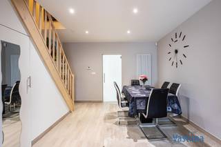 Ben je op zoek naar een woning waar je zó kan intrekken? Dan is deze prachtig en totaal gerenoveerde woning precies wat je zoekt.<br /><br />Alles werd met oog voor kwaliteit en comfort vernieuwd, waardoor je hier zorgeloos kan wonen vanaf dag één. Deze woning ademt warmte en is perfect geschikt voor starters én gezinnen die op zoek zijn naar een echte thuis, zonder nog te moeten verbouwen.<br /><br />Totaalrenovatie in 2020 - 2024 / EPC B - 125 kwh / Asbestveilig / Muurisolatie / CV op aardgas / Dubbel - Driedubbel glas / Elektriciteit conform / Inbouwspots / Zeer onderhoudsvriendelijke tuin / 3 afgesloten parkeerplaatsen én garage / Beperkt KI 431 EUR (!)<br /><br />Binnenin word je verwelkomd in een gezellige leefruimte die naadloos overgaat in de recent geïnstalleerde, volledig uitgeruste keuken. Aansluitend is er een praktische berghoek, ideaal voor extra opslag en huishoudtoestellen. Op het gelijkvloers vind je bovendien een ruime badkamer met bad, douche, toilet en dubbele lavabo, én een eerste volwaardige slaapkamer. Deze slaapkamer (22 m²) kan perfect omgevormd worden tot extra leefruimte of aangewend worden voor kangoeroe- of zorgwonen.<br /><br />Op de eerste verdieping bevinden zich nog 2 comfortabele slaapkamers, een aparte toiletruimte en een nachthal. Via een vaste trap bereik je de tweede verdieping, waar de 4de slaapkamer is ingericht met maatwerkkasten en een vernieuwd Veluxraam met verduistering. Elke ruimte is afgewerkt met inbouwspots en straalt hedendaags wooncomfort uit.<br /><br />Ook buiten is het puur genieten. De woning beschikt over een grote, volledig afgesloten en onderhoudsvriendelijke tuin met veranda, terras, graszone en gezellige overdekte zithoek. Hier heb je werkelijk alles om te ontspannen, te spelen met de kinderen of lange zomeravonden te beleven met familie en vrienden. Dankzij de slimme aanleg blijft de tuin makkelijk in onderhoud, zonder in te boeten aan charme.<br /><br />Parkeren vormt hier geen enkel probleem: je beschikt over parkeermogelijkheden<strong> </strong>op eigen terrein én een garage achteraan de woning. Rust, ruimte en comfort komen hier perfect samen.<br /><br />Ben jij op zoek naar een instapklare gezinswoning, een prachtige tuin en uitstekende parkeermogelijkheden? Dan is dit jouw kans. Wacht niet langer en vraag vandaag nog je bezoek aan – deze woning wil je absoluut niet missen!