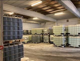 Magazijn van 1.933 m² met 2 luifels, bureel met airco en eetplaats, 2 wc’s, douchekamer en extra stockage vooraan. Voorzien van 2...