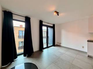 <p><span>Trendy 1-slaapkamerappartement in hartje Sint-Niklaas Trendy 1-slaapkamerappartement op de 2e verdieping in het centrum van Sint-Niklaas. Inkomhal, lichte living met open ingerichte keuken, berging-wasplaats, balkon vooraan en achteraan, 1 slaapkamer, ingerichte badkamer met douche en lavabomeubel, apart toilet, autostaanplaats, lift aanwezig. Dit appartement is gelegen nabij de ziekenhuizen, openbaar vervoer en op wandelafstand van de Grote Markt. €500 + €50 algemene onkosten. Het appartement is beschikbaar. E-peil : E37 - 55kWh/m² - UC: 13566</span></p>