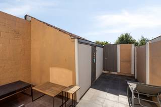 Gezellige en instapklare rijwoning te koop in Torhout . Ideaal voor starters of investeerders!Bent u op zoek naar een charmante woning op een vlot bereikbare locatie aan de stadsrand van Torhout? Deze instapklare rijwoning in de Rijselstraat 187 combineert een gunstige ligging nabij het centrum met een knusse en gezellige woonbeleving.De woning te koop beschikt over:* Gelijkvloers:- Lichtrijke en gezellige leefruimte- Ingerichte keuken* Verdieping:- Ruime slaapkamer- Berging- Vernieuwde badkamer met douche en toilet* Buiten:Zuidgericht terras waar u de hele dag van de zon kunt genieten en buitenberging, ideaal voor fietsen en tuinmeubelenRecent uitgevoerde vernieuwingen & extra comfort: - Airconditioning voorzien, zowel voor koeling als energiezuinige verwarming- Recent hoogwaardig schrijnwerk met hoogrendementsglas- Blanco elektrische keuring.De EPC-score bedraagt 339 kWh/m² maar belangrijk om te weten is dat deze score werd opgemaakt vóór de installatie van de airco/verwarming, waardoor de effectieve energiescore vandaag gunstiger zal zijn.Deze woning vormt een ideale opportuniteit voor starters, alleenstaanden of investeerders die op zoek zijn naar een zorgeloze aankoop.Interesse? Plan snel uw bezoek en ontdek zelf de troeven van deze gezellige woning te koop in Torhout!De eigendom wordt aangeboden via de Pre-sale formule. Op 20/06/2026 tussen 10:00 en 12:00 kan u de woning op afspraak komen bezichtigen en een bod uitbrengen. De vermelde prijs is een instelprijs. Voor meer info, gelieve contact op te nemen met de dossierverantwoordelijke.Bestuursmaatregelen in het maatregelenregister: nee