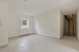 Découvrez cet appartement rez-de-chaussée prêt à emménager et entièrement rénové avec goût, idéalement situé au Hillegemplein 16B à Herzele. Cette localisation offre un parfait équilibre entre calme et accessibilité : vous profitez d’un environnement résidentiel agréable, tout en étant à proximité des commerces, des écoles et des transports en commun, avec un accès aisé aux axes routiers vers les grandes villes.<br /><br />L’appartement développe une superficie habitable d’environ 90 m² et vous accueille via un hall d’entrée menant à un séjour lumineux — un espace de vie agréable pour se détendre ou recevoir. La cuisine séparée est fonctionnelle et donne un accès direct à la terrasse ainsi qu’à l’emplacement de parking privatif, apportant un réel confort au quotidien.<br /><br />Au rez-de-chaussée, vous trouverez également une chambre à part entière, une salle de bains moderne ainsi qu’un local technique pratique. Un atout supplémentaire est la pièce située au premier étage, d’une superficie de pas moins de 32 m², idéale comme seconde chambre, bureau, espace hobby ou pièce polyvalente.<br />L’emplacement de parking privatif doit obligatoirement être acquis pour 10.000 €.<br /><br />👉 Idéal pour les primo-acquéreurs, couples ou investisseurs à la recherche d’un bien économe en énergie et fonctionnel, situé dans un environnement de qualité.<br /><br />Les renseignements urbanistiques sont en cours de demande.<br /><br />📩 Pour plus d’informations ou pour organiser une visite, contactez Nils.
