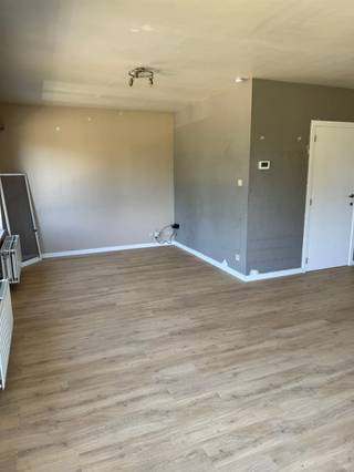 <p><span>Appartement gelegen op de eerste verdieping (82m²) met twee slaapkamers, garage, staanplaats (niet overdekt) en terras, alwaar men kan genieten van een mooi zicht uitzicht over de omgeving.</span></p><p><span> </span></p><p><span>Het centrum van Wuustwezel met haar winkels, scholen en horeca bevindt zich op enkele minuten. Ook Brecht en de E19 bevinden zich op korte afstand. Dus ook wat betreft bereikbaarheid, meer specifiek woon-werkverkeer, een gunstige locatie. </span></p><p><span> </span></p><p><span>Het appartement omvat een leefruimte (30m²), een (gedateerde) keuken, een (gedateerde) badkamer, twee slaapkamers (13m² en 12m²) en een terras (25m²).</span></p><p><span> </span></p><p><span>De keuken en de badkamer zijn gedateerd, doch recent werd wel het ganse appartement van een nieuwe vloer voorzien.</span></p><p><span> </span></p><p><span>Aan het appartement zijn een garage en een niet overdekte staanplaats verbonden.</span></p><p><span> </span></p><p><span>De maandelijkse huurprijs bedraagt € 925,00. Er zijn geen gemeenschappelijke kosten.</span></p><p><span> </span></p><p><span>Is uw interesse gewekt? Wel, dan hoor ik graag van U. </span></p><p><span> </span></p>
