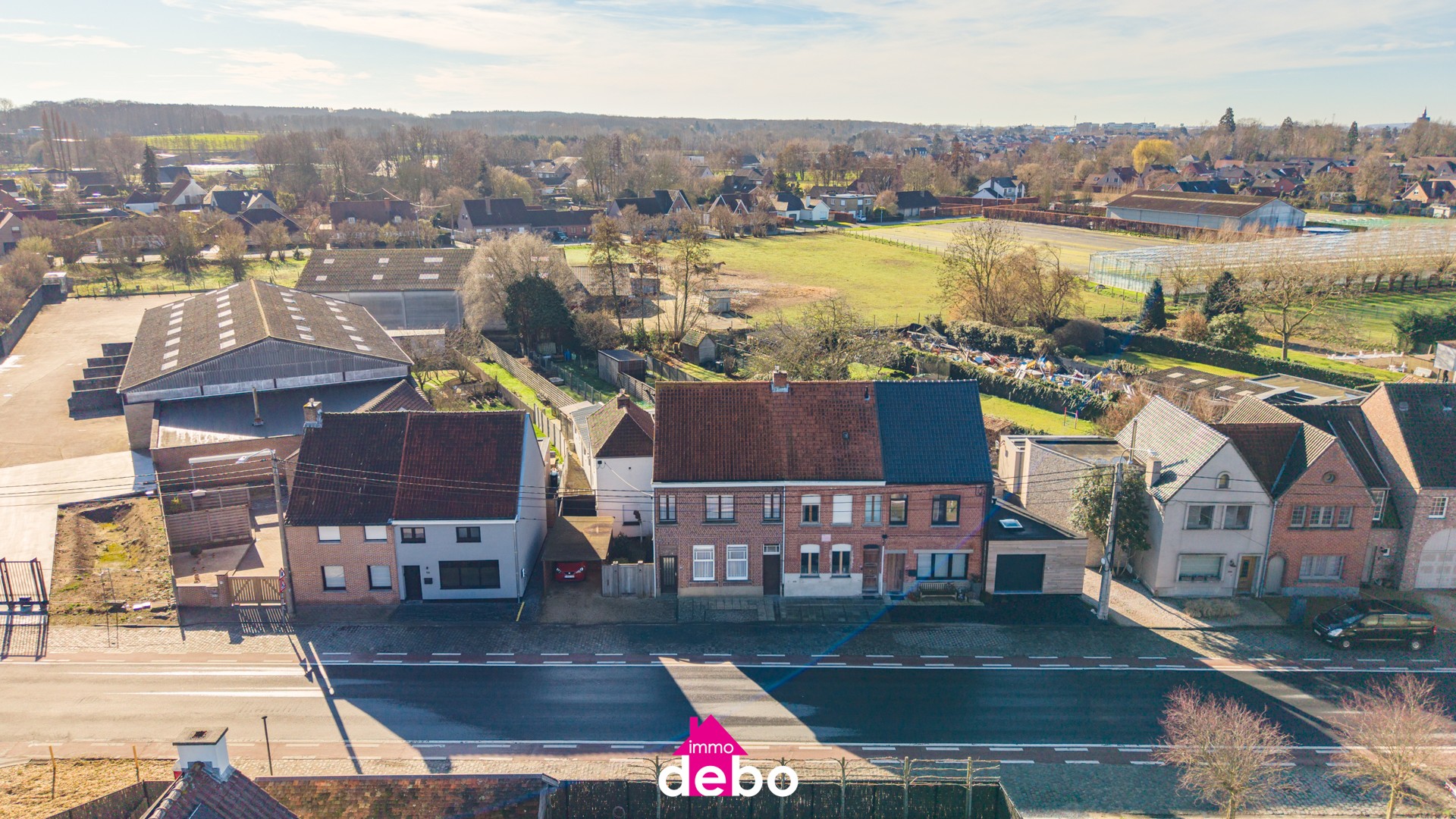 Ideaal gelegen op te frissen hoekwoning met zijgang voor fiets met diepe tuin, 3 slaapkamers, keuken, badkamer en zolder - foto 2
