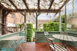 Located on the bustling Kasteelpleinstraat, between the Theaterbuurt and the Zuid districts, in the heart of Antwerp, this neoclassical...