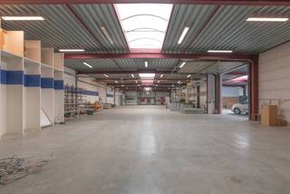 Riant handelspand met bijhorende opslagplaatsen en een royale woonst. De locatie aan het op- en afrittencomplex van de E313 in Boirs geniet...