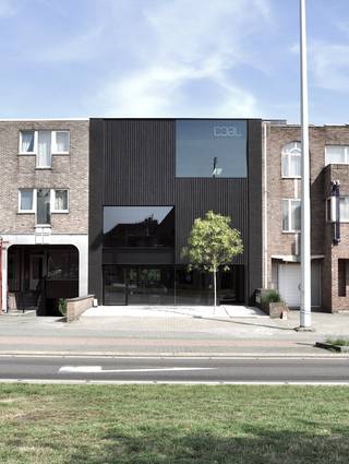 Welkom op de Evence Coppéelaan 78 in Genk.<br /><br />Tegenover C-mine vinden wij dit volledig uitgerust kantoor terug.<br />Het kantoor is gelegen op het tweede verdiep, in het gebouw van het gekende architectenbureau , Contour Architecten.<br />Het ingericht kantoor is 55 m² groot, geschikt voor 4 personen. <br /><br />Er wordt gewerkt met een flexibele overeenkomst, waarbij er een terbeschikkingsstelling wordt opgemaakt zodoende de opzeg maximaal 3 maanden bedraagt.<br /><br />Praktische informatie: All- in formule <br />✔ elektriciteit , verwarming en airco<br />✔ wekelijkse poets<br />✔ internet<br />✔ gratis gebruik van eetruimte<br />✔ gratis gebruik van vergaderzaal<br />✔ gratis koffie en water voor alle medewerkers<br />✔ toegang tot gemeenschappelijke toilet. <br /><br />U huurt een kantoor, inclusief alle diensten.<br />Kortom, gewoon binnenlopen, inloggen en meteen aan de slag!<br /><br />Financiële informatie:<br />Huurprijs: 1150 euro excl. btw<br />Waarborg: 3450 euro<br /><br />Interesse in een bezichtiging?<br />Bel ons via 089 391 555 of mail naar info@frerevastgoed.be.<br /> 