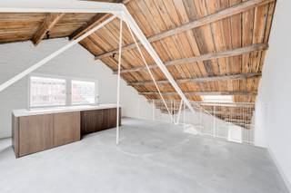 <p><span>Iconische loft aan het begeerde Eilandje.</span></p><p><span> </span></p><p><span>Wonen met karakter in een industriële setting op een toplocatie. </span></p><p><span> </span></p><p><span>Welkom in deze uitzonderlijke, volledig gerenoveerde loft van ca. 185m², waar ruimte, design en hedendaags comfort centraal staan. Een plek waar elke vierkante meter niet alleen nuttig is, maar ook sfeervol en authenticiteit uitstraalt.</span></p><p><span> </span></p><p><span>Denk aan hoge plafonds, grote raampartijen en natuurlijke materialen.</span></p><p><span> </span></p><p><span>Hier leef je op het bruisende Eilandje, om de hoek van het Willemdok en de Napoleonkaai. Hier ben je omgeven door architectuur, gastronomie, de gezelligste terrassen en wandel je zo de stad in.</span></p><p><span> </span></p><p><span> </span></p><p><span>Waarom je hier wil wonen</span></p><p><span>- Iconische loftsfeer met industriële accenten en veel licht</span></p><p><span>- Terras met veel privacy en namiddag/avondzon</span></p><p><span>- Ruime masterbedroom </span></p><p><span>- 2 ruime gastenkamers </span></p><p><span>- 2 badkamers</span></p><p><span>- Mogelijkheid tot aankoop autostaanplaats (€ 45.000)</span></p><p><span> </span></p><p><span> </span></p><p><span>De loft ligt op de hoogste verdieping van een oud pakhuis. Er is een royale leefruimte met trap naar de open leefkeuken. Het kloppend hart van de loft. Open, luchtig, licht en met toegang naar het terras.</span></p><p><span> </span></p><p><span>De op maat gemaakte keuken werd voorzien van alle toestellen en werd met mooie materialen afgewerkt. De betonvloeren sluiten perfect aan bij het industriële karakter van de loft en de natuurlijke materialen in de keuken.</span></p><p><span> </span></p><p><span>Er is een ruime masterbedroom met een eigen badkamer.</span></p><p><span> </span></p><p><span>De 2 gastenkamers delen een 2</span><span><sup>de</sup></span><span> badkamer. Wat heb je nog meer nodig? </span></p><p><span> </span></p><p><span>Dit is niet zo maar een appartement. Dit is een echte lofte mét karakter en een zee van ruimte.</span></p><p><span> </span></p><p><span>Plan je bezoek via <span>www.sinjoor.be</span></span><span> of bel ons voor meer informatie 03 283 05 00.</span></p><p><span> </span></p>