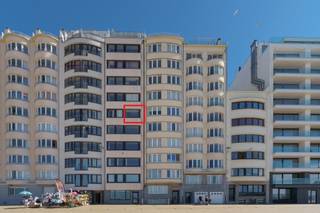 Prachtig gelegen gemeubelde studio met frontaal zeezicht in het centrum van Oostende. De studio is in een prachtige staat gerenoveerd en is onmiddellijk vrij.<br />Gelegen op de vijfde verdieping. De algemene kosten komen op € 75 voorschot per maand en een voorschot van € 75 per maand voor het water en de verwarming. Vraag gerust een bezoekje aan.