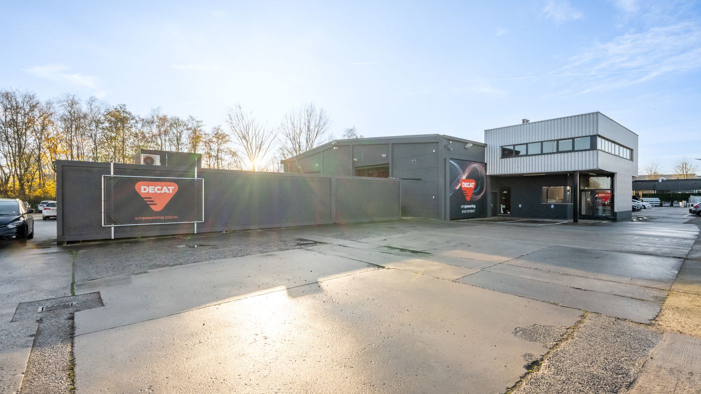 Bedrijfsgebouw met magazijn & kantoorruimte op strategische ligging - photo 2