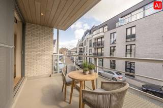 Dit instapklare appartement (BJ 2010) bevindt zich op de eerste verdieping (bereikbaar via trap en lift) van de kleinschalige residentie "Marieflor" in Pittem.<br />Deze eigendom beschikt over een bewoonbare oppervlakte van 77 m² alsook twee terrassen. Dankzij de CENTRALE LIGGING bevindt alles zich op wandelafstand met name bakker, slager, winkels, school, openbaar vervoer, enz.<br /><br />PLUSPUNTEN:<br />* CENTRALE LIGGING | GROENZICHTEN <br />* INSTAPKLAAR | GOED ONDERHOUDEN <br />* KWALITATIEVE MATERIALEN | PARKET <br />* GORDIJNEN (DEELS GEAUTOMATISEERD) INCLUSIEF <br />* ENERGIEZUINIG LABEL-B<br />* CONFORME ELEKTRISCHE KEURING TOT 2035<br />* MOGELIJKHEID TOT AANKOOP GARAGE € 26.000,00<br /><br />INTERIEUR:<br />U betreedt de residentie via de verzorgde gemeenschappelijke inkomhal met lift en trappenhal. Het appartement bevindt zich op de eerste verdieping en verwelkomt U in de inkomhal met apart gastentoilet. De lichtrijke leefruimte zal van 29,50 m² zal je direct bekoren! Dit met gezellige zit- en eetruimte die naadloos aansluit op de open ingerichte keuken, uitgerust met kookplaat | dampkap | oven | microgolf | spoelbak | frigo | vaatwasser. Vanuit de leefruimte heeft U rechtstreeks toegang tot het eerste terras van 5 m². Handig is tevens de berging naast de keuken. <br />Via de nachthall is er toegang tot 2 slaapkamers van 11,50 m² en 7,50 m², waarvan de grootste slaapkamer toegang biedt tot een zonnig terras van 9 m². <br />De ingerichte badkamer is voorzien van een douchecabine met zijsproeiers en dubbele lavabo met meubel en spiegelkasten. <br /><br />EXTERIEUR:<br />De eigendom beschikt over 2 aangename terrassen (9 m² | 5 m²) waardoor U de hele dag kan genieten van de zon. <br />Verder is er de mogelijkheid tot aankoop van een aparte garage (met geautomatiseerde poort. Bovendien is er parkeergelegenheid voorzien in de straat.