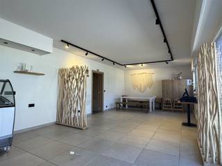 <p>Dit veelzijdige handelshuis met atelier en ruim magazijn is gelegen in het gezellige Meldert en biedt een uitzonderlijke combinatie van wonen en werken. Ideaal voor zelfstandigen of ondernemers die op zoek zijn naar ruimte, functionaliteit en comfort op één locatie.</p><p>Het pand is gelegen op een perceel van maar liefst 1.400 m² en beschikt over een totale bruikbare oppervlakte van ca. 436,5 m².<br />Extra troef van deze woning is dat er 34 zonnepanelen aanwezig zijn.</p><p>Gelijkvloers<br />Aan de straatzijde bevindt zich een polyvalente ruimte. Via de poort is er een vlotte toegang voor leveringen en materialen. De achterliggende binnenkoer geeft uit op een uitgestrekt magazijn.</p><p>Het woongedeelte op het gelijkvloers omvat een ruime inkomhal, een charmante en lichtrijke leefruimte, een volledig ingerichte keuken met ontbijthoek, een eerste badkamer met inloopdouche en lavabo, een apart toilet, een inpandige garage en een praktische kelder.</p><p>Eerste verdieping<br />Op de eerste verdieping bevinden zich vier volwaardige slaapkamers, een ruime nachthal met vaste trap naar de zolderverdieping en een tweede badkamer met ligbad, lavabo en toilet.</p><p>Zolderverdieping<br />De zolder biedt nog extra potentieel en kan ingericht worden als bijkomende slaapkamer, hobbyruimte of extra bergruimte.</p><p>Na ontvangst van de biedingen zal de verkoper beslissen of hij/zij de eigendom verkoopt aan het beste bod. De prijs is aldus niet bindend voor de verkoper.<br />Meer info op 053/70.23.67 of info@derick.be</p>