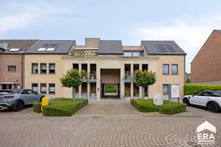 Op een uitstekende locatie aan het Michiel Jansplein in Lommel bevindt zich dit verzorgt en lichtrijk appartement met alle comfort voor wie centraal en toch rustig wil wonen. Dankzij de ligging in het centrum bevinden winkels, horeca, scholen, openbaar vervoer en dagelijkse voorzieningen zich op wandelafstand.<br /><br /><strong>Indeling:</strong> inkomhal, apart toilet, leefruimte, keuken, berging, badkamer, 2 slaapkamers, kelderberging en garage<br /><strong>Troeven:</strong>
<ul><li>Instapklaar appartement met veel lichtinval</li><li>Centrale ligging in het centrum van Lommel</li><li>2 volwaardige slaapkamers</li><li>Airconditioning aanwezig</li><li>Private garage</li><li>Kelderberging</li></ul>
Een ideale woonst voor wie comfortabel en centraal wil wonen in Lommel.