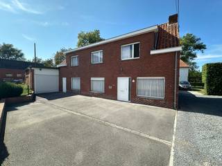 Op een rustige ligging vinden we deze te renoveren maar goed onderhouden woning. <br />Een woning met veel potentieel voor wie graag de handen uit de mouwen steekt, het open zicht vanuit de leefruimte is hier een leuke extra!<br />De woning heeft volgende indeling:<br />GELIJKVLOERS - lichtrijke leefruimte met gezellige houtkachel, uitgeruste keuken met plaats voor een eettafel, op het gelijkvloers vinden we nog de badkamer, de wasplaats en het apart toilet. Via de keuken bereiken we de veranda die uitgeeft op het terras. Verder heeft de woning een zeer ruime garage/opslagruimte met aangrenzende extra bergplaatsen, aan berging heeft u hier geen gebrek!<br />De BOVENVERDIEPING herbergt de nachthal en 3 grote slaapkamers.<br />De BUITENOMGEVING omvat de oprit naar de private staanplaats met doorgang naar de dubbele garage, aan de achterzijde vinden we het gezellige terras.<br />Technisch: gelijkvloers tegelvloeren, bovenverdieping laminaat (recent), alle ramen zijn voorzien van manuele rolluiken, centrale verwarming stookolie, regenwater.<br />Op zoek naar een betaalbare goed onderhouden woning met veel mogelijkheden? Aarzel niet en bel ons voor een bezoek.