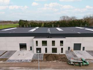 Ontdek het gloednieuwe KMO-project Gruuthuse in Oostkamp.<br /><br />Dit modern bedrijvenproject bevindt zich op een strategische locatie in het hart van West-Vlaanderen. <br />De laatste afwerkingswerken zijn volop aan de gang. <br />Ideaal voor ondernemingen die nood hebben aan extra ruimte of op zoek zijn naar een interessante investering.<br />De kmo-units in Oostkamp bevinden zich op een uitstekende locatie in de nabijheid van de grote steden zoals Brugge en Gent , waardoor ze kunnen bijdragen aan een bloeiende economische omgeving die tal van zakelijke kansen bieden.<br /><br /><br />Troeven: <br /><br />* Toplocatie nabij Brugge en Gent - vlotte verbinding met de E40 en E403 <br />* Duurzame BEN gebouwen <br />* Casco oplevering met een oppervlakte van 714,18 m²<br />* Vrije hoogte van 10 meter<br />* Aparte kantoorruimte<br />* 2 verdiepen<br />* Mogelijkheid tot diverse optiepakketten<br />* 3 parkeerplaatsen<br />* Industriële, gepolierde gewapende betonvloer<br />* Lichtstraat in meerwandige polycarbonaatplaten met aluminium profielen<br />* Aluminium schrijnwerk met elektronische sectionale poort<br /><br />Onmiddellijk beschikbaar of beschikbaar op zeer korte termijn!<br /><br />Interesse?<br />Contacteer Simon via 0498 12 37 08 of mail naar simon@vicusvastgoed.be