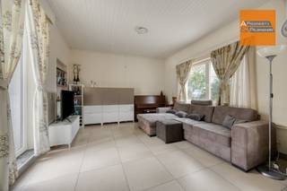 <p><span>Bent u op zoek naar een woning in Kessel-Lo? Dan is deze eigendom absoluut een bezoek waard.</span></p><p><span> </span></p><p><span>Deze charmante woning, gelegen in een rustige straat, biedt tal van mogelijkheden voor jong en oud. Bij het betreden van de woning wordt u meteen verwelkomd in een ruime inkomhal die directe toegang verleent tot zowel de gezellige woonkamer als de keuken. Vanuit de woonkamer geniet u bovendien van een vlotte verbinding met de zonnige, zuidgerichte tuin de ideale plek om in alle rust te ontspannen en te genieten van het buitenleven.</span></p><p><span> </span></p><p><span>Op de eerste verdieping bevinden zich drie volwaardige slaapkamers, elk met voldoende ruimte en comfort voor het hele gezin.</span></p><p><span> </span></p><p><span>Kortom, een woning met veel potentieel die u zeker gezien moet hebben wanneer u op zoek bent naar uw nieuwe droomwoning.</span></p><p><span> </span></p><p><span>Interesse? Neem snel contact op voor een persoonlijke rondleiding en ontdek zelf de troeven van deze bijzondere woning.</span><span> </span></p>