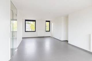 Welkom in dit ruime appartement met toplocatie in Sint-Katelijne-Waver. Via de inkomhal heeft u toegang tot de leefruimte met open keuken,...