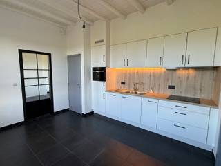 In een rustige en groene omgeving in Dentergem bevindt zich deze charmante woning met 3 slaapkamers. De ideale woning voor wie landelijk en ontspannen wil wonen.<br /><br />INDELING:<br />GELIJKVLOERS: lichtrijke leefruimte, glazen schuifdeur naar de volledig ingerichte keuken met ontbijthoek (maat kasten, frigo met diepvriesvak, keramische kookplaat, dampkap, combi-oven, vaatwasser...), gastentoilet, technische ruimte, ingerichte badkamer met douche in het bad en dubbel lavabomeubel, toegang tot de garage met automatische sectionaalpoort.<br /><br />VERDIEPING: drie slaapkamers en toilet<br /><br />Tuin met tuinberging en parking binnen het terrein.