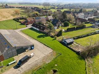 Droomt u van wonen in alle rust, omringd door groen en met een prachtig open uitzicht? Dan is deze mooie bouwgrond in de Rue de la Cavée te...