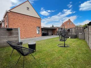 <p>Welkom in deze charmante woning in Sint-Pauwels, waar u meteen geniet van een aangename combinatie van ruimte, comfort en praktische voorzieningen. Bij binnenkomst ervaart u de gezellige leefruimte die mooi aansluit op de ingerichte keuken met gasfornuis, vaatwasser en koelkast. De badkamer bevindt zich op het gelijkvloers en is uitgerust met douche, lavabo, toilet en aansluiting voor wasmachine en droogkast.</p><p>De woning beschikt over twee comfortabele slaapkamers op de eerste verdieping en een handige zolder die bereikbaar is via een zoldertrap, ideaal als extra bergruimte. Daarnaast is er ook een kelder aanwezig.</p><p>Buiten geniet u van een mooi perceel met een ruime oprit, garage met automatische poort en codeslot, én een carport die eveneens als tweede overdekt terras kan dienen. De tuin en het terras met verlichting vormt een aangename plek om te ontspannen. De tuin is volledig omheind, wat zorgt voor maximale privacy.</p><p>Dankzij PVC-ramen met dubbel glas, rolluiken aan de voorzijde en centrale verwarming op gas combineert deze woning moderne voorzieningen met een huiselijk karakter.</p><p>Zoekt u een instapklare woning met een gunstige ligging in het hart van Sint-Pauwels? Plan dan vandaag nog uw bezoek!</p><p>📞 03 779 69 29<br />✉ contact@eberhardvastgoed.be</p><br />