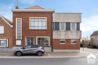 <p><span>Investeringsopportuniteit met sale &amp;amp; lease back en met toekomstige ontwikkelingsmogelijkheid in hartje Oostkamp</span></p>

<p>Gelegen aan de Maciebergstraat 75, 8020 Oostkamp, bevindt dit veelzijdige vastgoed zich in een rustige residentiële omgeving, op korte afstand van het centrum van Oostkamp. Dankzij de uitstekende ligging combineert deze eigendom een aangename woonomgeving met een vlotte bereikbaarheid.</p>

<p><strong>Troeven van het pand</strong></p>

<ul><li>Gelegen in woongebied volgens de meest recente stedenbouwkundige voorschriften</li><li>Gelegen in BPA, waarbij de gemeente Oostkamp akkoord kan gaan met een kleinere gevelbreedte dan de standaard 7,5 m</li><li>Interessante sale &amp;amp; lease back opportuniteit</li></ul>

<p><strong>Bijkomstige info</strong></p>

<ul><li>Bouwjaar: 1951</li><li>Totale perceeloppervlakte: 584 m²</li><li>Totale bruto vloeroppervlakte gebouwen: 792 m²</li><li>Geen overstromingsgevoelig gebied</li><li>Beperkte tot geen geluidshinder</li><li>Niet gelegen in beschermd erfgoed- of archeologisch gebied</li></ul>

<p>Een interessante opportuniteit voor investeerders die op zoek zijn naar een strategisch gelegen eigendom met ontwikkelingspotentieel in een aantrekkelijke gemeente in West-Vlaanderen.</p>