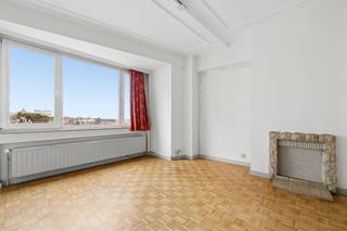 Op een steenworp afstand van de Esplanade Madou biedt deze studio van 41 m² een bijzonder interessante kans in een wijk die volop in verandering is. Nieuwe bouwprojecten en de ontwikkeling van de Europese wijk in de directe omgeving: een locatie die profiteert van een bijzonder gunstige dynamiek.<br /><br />Het pand, gelegen op de 5e verdieping van een gebouw uit 1958, moet volledig worden gerenoveerd, maar heeft een verrassend functionele indeling. De woonruimte van ± 23 m² omvat een slaapgedeelte van ± 8 m² met inbouwkast, dat gemakkelijk kan worden afgescheiden om een echt onafhankelijk slaapgedeelte te creëren. Een ander pluspunt: de badkamer van ± 4,5 m² is zowel vanuit de woonkamer als vanuit het slaapgedeelte toegankelijk, wat een mate van privacy biedt die zelden voorkomt in dit type studio. Een aparte keuken van ± 4,5 m² maakt het geheel compleet.<br /><br />PVC-dubbele beglazing uit 2012, individuele verwarming en warm water, EPC-klasse E. De elektriciteit moet aan de voorschriften worden aangepast. Kosten van ± 110 €/maand voor gemeenschappelijke ruimtes en koud water. Een grote kelder maakt het pand compleet.<br /><br />Een mooie kans voor een eerste aankoop of een investering met opwaarderingspotentieel, in een wijk waar het grootste deel van het dagelijks leven te voet of met de fiets kan worden beleefd.<br /><br />
<div>
<p><u><strong>Het pand</strong></u></p>
<ul>
<li>Studio van ± 41 m² volgens EPC</li>
<li>Gelegen op de 5e verdieping van 6</li>
<li>Gebouw uit 1958</li>
<li>Volledig te renoveren pand</li>
<li>Beveiligde deur</li>
<li>Intercom</li>
</ul>
<p><u><strong>Indeling</strong></u></p>
<ul>
<li>Woonkamer van ± 23 m² met aparte slaapruimte van ± 8 m²</li>
<li>Inbouwkast in het slaapgedeelte</li>
<li>Mogelijkheid om het slaapgedeelte fysiek van de woonkamer te scheiden</li>
<li>Indeling die ondanks de studio-opstelling een zekere mate van privacy biedt</li>
<li>Badkamer van ± 4,5 m² met bad/douche, toilet en aansluiting voor wasmachine</li>
<li>Toegang tot de sanitaire voorzieningen vanuit zowel de woonkamer als het slaapgedeelte, een bijzonder praktische indeling</li>
<li>Aparte keuken van ± 4,5 m²</li>
<li>Grote privékelder in de kelder</li>
</ul>
<p><b><u>Technische gegevens</u></b></p>
<ul>
<li>EPB: E</li>
<li>PVC-ramen met dubbele beglazing uit 2012</li>
<li>Individuele warmwatervoorziening</li>
<li>Individuele verwarmingsketel</li>
<li>Elektrische installatie voldoet niet aan de normen</li>
<li>Renovatie nodig</li>
</ul>
<p><b><u>Kosten</u></b></p>
<ul>
<li>Gemeenschappelijke kosten + koud water: ± 110 €/maand</li>
<li>Reservefonds: ± 26 €/maand</li>
<li>Betaalbare onroerendgoedbelasting</li>
</ul>
<p><u><strong>Ligging & potentieel</strong></u></p>
<ul>
<li>Vlakbij de Esplanade Madou</li>
<li>In het hart van een wijk die volop in transformatie en gentrificatie is</li>
<li>Nieuwbouwprojecten in de omgeving</li>
<li>Vlakbij de Europese wijk en de vestiging van het hoofdkantoor van de Europese Commissie</li>
<li>Winkels en voorzieningen in de buurt</li>
<li>Uitstekende bereikbaarheid met het openbaar vervoer</li>
<li>Wijk die bijzonder geschikt is om te voet en met de fiets te verplaatsen</li>
<li>Een interessante locatie voor een eerste aankoop of een investering, met potentieel voor waardestijging na renovatie</li>
</ul>
</div>