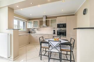 [[ DIT PAND NEEMT DEEL AAN DE ERA OPEN HUIZEN DAG OP 19/9 VAN 16:00 TOT 17:00 ]]
<p><strong>Ben je op zoek naar een ruim appartement met 2 slaapkamers, 2 terrassen en een private parkeerplaats op een centrale en residentiële ligging in Erembodegem? Zo gevonden!</strong></p>

<p>Gelegen in<strong> </strong>Erembodegem vinden we dit verzorgde appartement met een ruime bewoonbare oppervlakte van 111 m². De centrale ligging biedt een uitstekende bereikbaarheid, met het openbaar vervoer en belangrijke invalswegen in de nabije omgeving. Het appartement beschikt over 2 slaapkamers, een balkon, twee terrassen en een private parkeerplaats, waardoor het zowel voor koppels en gezinnen als voor investeerders een interessante opportuniteit vormt. Dankzij de 3-dubbele beglazing met PVC-ramen, de centrale verwarming op aardgas en de praktische indeling geniet je hier bovendien van een aangenaam wooncomfort. </p>

<p>Via de inkomhal bereik je de ruime woonkamer met aansluitende eetkamer, die samen een aangename leefruimte vormen. Aansluitend bevindt zich de keuken, uitgerust met onder andere een dampkap, diepvries, koelkast, elektrische kookplaat, microgolfoven, oven, spoelbak en vaatwasser. Verder beschikt het appartement over twee ruime slaapkamers van respectievelijk ca. 19 m² en 14 m². De grootste slaapkamer biedt bovendien toegang tot een balkon, wat zorgt voor een aangename extra buitenruimte. De badkamer is praktisch ingericht en beschikt over een douche, dubbele wastafel, toilet en voetbad. Daarnaast is er een berging met aansluitingen voor een wasmachine en droogkast.</p>

<p>Een absolute troef van deze eigendom zijn de verschillende buitenruimtes. Naast het balkon beschikt het appartement over twee terrassen, waardoor je op verschillende momenten van de dag van de buitenlucht kan genieten. Als extra pluspunt is er een private parkeerplaats voorzien.</p>