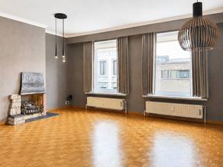 Lichtrijk 2-slaapkamerappartement met KELDERBERGING op TOPLIGGING IN HET CENTRUM VAN OUDENAARDE. Dankzij de LUCHT-LUCHTWARMTEPOMP geniet u van comfortabel VERWARMEN ÉN VERKOELEN en het appartement is uitgerust met ZONNEWERING op alle ramen. De aangename woonkamer baadt in natuurlijk licht en sluit aan op de keuken. Verder beschikt het appartement over een badkamer en TWEE SLAAPKAMERS. De ligging vormt een absolute troef: DE MARKT LIGT OM DE HOEK en winkels, horeca, openbaar vervoer en andere voorzieningen bevinden zich binnen handbereik. Bovendien zorgt de VLOTTE VERBINDING MET DE N60 RICHTING GENT voor een goede bereikbaarheid. Een aantrekkelijk appartement voor JONG EN OUD, zowel als eigen woonst als OPBRENGSTEIGENDOM.<br /><br />Adres: Stationsstraat 2 bus 6 te Oudenaarde<br /><br />EPC-label B; P-score: A, G-score: A; Bestuursmaatregelen in maatregelenregister: neen; Vrij bij akte.