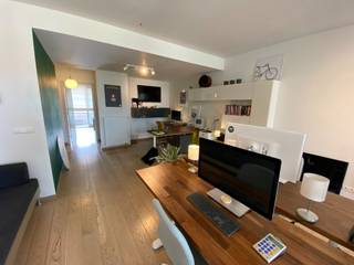 TE HUUR – Gent. Modern en goed onderhouden kantoor met een werkoppervlakte van 80 m², bestaande uit twee ruime ruimtes. De grote ramen zorgen...