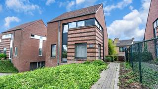 <p>Gelegen aan de Venlosesteenweg 55 vindt u deze verrassend ruime woning met enorm veel potentieel, op een uitstekende locatie vlak bij de Nederlandse grens. Dankzij de vlotte verbinding naar zowel het centrum van Maaseik als Nederland geniet u hier van een ideale combinatie van bereikbaarheid en comfortabel wonen. Winkels, scholen, horeca en andere voorzieningen bevinden zich bovendien op korte afstand.<br /><br /></p>
<p>De woning is momenteel ingericht als kantoorruimte, maar is stedenbouwkundig volledig vergund als woning. Dit biedt een unieke opportuniteit voor wie op zoek is naar een ruime gezinswoning die volledig naar eigen smaak kan worden ingericht. Mits enkele aanpassingen kan deze eigendom eenvoudig worden omgevormd tot een prachtige en moderne woning met een zeer ruime indeling. Bovendien zijn de binnenmuren niet dragend, wat zorgt voor een grote flexibiliteit bij het herindelen van de ruimtes en het creëren van een open en hedendaags woonconcept.<br /><br /></p>
<p>Met een totale bruikbare oppervlakte van maar liefst 236 m², inclusief zolder en kelder, beschikt de woning vandaag over verschillende multifunctionele ruimtes die perfect kunnen worden ingericht als gezellige leefruimtes, bureau, hobbyruimte en meerdere slaapkamers. Dankzij de vaste trap naar de zolderverdieping biedt ook deze verdieping enorm veel extra mogelijkheden. Hier kan bijvoorbeeld een royale master bedroom, extra slaapkamers of een polyvalente hobbyruimte worden ingericht. Zo kan zonder moeite een volwaardige woning met vier tot vijf slaapkamers gerealiseerd worden.<br /><br /></p>
<p>Verder is de woning volledig onderkelderd, ideaal als opslagruimte, hobbyruimte, werkatelier of bijkomende functionele oppervlakte.<br /><br /></p>
<p>Ook op vlak van comfort en energie scoort deze eigendom uitstekend. Zo beschikt de woning over PVC-schrijnwerk, centrale verwarming op aardgas, 29 zonnepanelen én een gunstig EPC-label B met een EPC-score van 194 kWh/m²jaar.<br /><br /></p>
<p>Buiten geniet u van een gezellig zuidgericht terras waar u in alle rust van de zon kunt genieten tot in de avonduren.<br /><br /></p>
<p>Kortom: een ruime en veelzijdige eigendom met tal van mogelijkheden, een flexibele indeling en een uitstekende ligging nabij Nederland — ideaal voor wie ruimte, comfort en potentieel weet te waarderen én graag een woning volledig naar eigen smaak vormgeeft.</p>