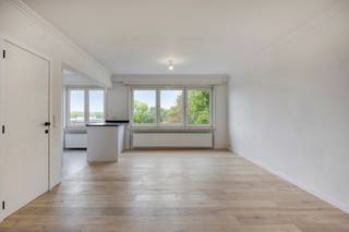 Ontdek dit prachtig gerenoveerde appartement in de Nerviërsstraat 140 te Asse, waar luxe en comfort hand in hand gaan.
Bij het binnenkomen word je verwelkomd door een stijlvolle inkomhal met apart gastentoilet en een luxueuze badkamer. De twee ruime slaapkamers liggen aan de rustige achterzijde en geven toegang tot een zonnig terras – ideaal om te genieten van de buitenlucht in alle privacy.
De lichtrijke leefruimte vormt het hart van het appartement en loopt harmonieus over in de hyper-uitgeruste keuken.
Dankzij het uitstekende EPC-label B woon je hier niet alleen in stijl, maar ook bijzonder energiezuinig.
Kortom: een unieke kans om zorgeloos te wonen in een instapklaar, luxueus appartement op een toplocatie in Asse!
Er is een garagebox beschikbaar achteraan het gebouw voor een meerprijs van 125€ per maand.
De maandelijkse lasten bedragen 75€. Deze omvatten het verbruik van water en elektriciteit in de gemeenschap en het onderhoud van de gemene delen en de lift.
Onmiddellijk beschikbaar!
Meer info of een bezoek: affligem@immoaccenta.be