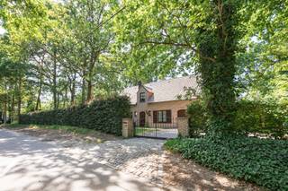 Voor verdere info of een vrijblijvende waardebepaling van uw eigendom: jordi.broes@homixx.be of 016 199 340.<br /><br />Met veel genoegen stellen wij deze charmante en verrassend ruime open bebouwing aan u voor, gelegen op een indrukwekkend perceel van maar liefst 13a 99 ca. <br />Deze woning combineert op harmonieuze wijze royale leefruimtes, hedendaags comfort en een uitstekende energetische prestatie.<br />Bij het betreden van de woning komt u terecht in een verzorgde inkomhal. <br />De sfeervolle leefruimte staat in directe verbinding met de recent geïnstalleerde keuken. <br />Het dagelijkse wooncomfort wordt extra versterkt door een uiterst praktische wasplaats in de garage. <br />De woning beschikt over maar liefst vier volwaardige slaapkamers, een goed onderhouden en vernieuwde badkamer en twee toiletten (1 beneden en 1 boven), wat deze eigendom uitermate geschikt maakt voor een gezin.<br />Bovendien is er aan opbergruimte geen gebrek dankzij de aanwezigheid van een handige kruipkelder en een ruime bergzolder. <br />Buiten kunt u in alle rust genieten in de riante tuin. <br />Ook op het vlak van parkeergelegenheid laat het pand niets te wensen over: u beschikt over twee carports én extra parkeerruimte op de oprit voor maar liefst vier auto's. <br />Dankzij de gunstige EPC-score B geniet u van een zorgeloze, energiezuinige thuis die bovendien meteen beschikbaar is. <br /><br />Troeven:<br /><br />- Meteen beschikbaar voor snelle intrek <br />- Energiezuinig wonen dankzij een uitstekende EPC-score B , conforme elektriciteit en asbestveilig<br />- Vier volwaardige slaapkamers op een ruim perceel van 13a 99 ca <br />- Royale parkeermogelijkheden met twee carports en 4 buitenstaanplaatsen