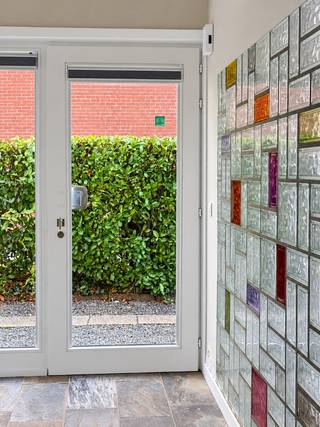 TE KOOP - DESTELBERGEN. Op zoek naar een verzorgde woning in een rustige, groene omgeving én met een vlotte bereikbaarheid? Deze halfopen bebouwing in Destelbergen combineert het allemaal. Een zeer vlotte bereikbaarheid en de nabijgelegen Damvallei nodigt uit tot wandelen en ontspannen.<br /><br />De woning werd recent grotendeels gerenoveerd en biedt een mooie basis om uw persoonlijke toets toe te voegen en er een echte thuis van te maken.<br /><br />Gelegen op een perceel van 363 m² beschikt de woning over een ruime oprit, een vrijstaande garage en een ruime tuinberging. De tuin biedt volop mogelijkheden om te genieten van het buitenleven.<br /><br />Op het gelijkvloers verwelkomt een ruime inkomhal met open trap u in de woning. Verder vindt u hier een apart toilet, een lichtrijke zitkamer met inbouwhaard, een ruime leefruimte met keuken en een praktische wasplaats.<br /><br />Op de verdieping bevinden zich twee slaapkamers en een deels vernieuwde badkamer. De grootste slaapkamer is bijzonder ruim en biedt de mogelijkheid om opgesplitst te worden, zodat een derde slaapkamer kan ontstaan.<br /><br />Ook technisch heeft deze woning heel wat troeven: een nieuw dak, een nieuwe cv-ketel en radiatoren, overal nieuwe zonwering en een conforme elektrische installatie. Het EPC-label C vervolledigt het plaatje.<br /><br />Een fijne gezinswoning met veel licht, ruimte en potentieel, klaar voor uw eigen verhaal. Ontdek het zelf tijdens een bezoek!