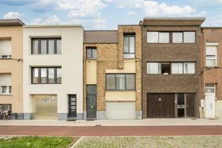 Op zoek naar een woning met ruimte, een centrale ligging en mogelijkheden om er uw eigen thuis van te maken? Deze aangename gezinswoning op de Lakborslei in Deurne biedt een praktische en veelzijdige indeling, met een gezellige leefruimte, keuken, ruime badkamer en 3 tot 4 slaapkamers. Daarnaast beschikt de woning over een polyvalente kelderruimte die extra mogelijkheden biedt.<br /><br />Een bijzondere troef is de ruime tuin, die in deze stedelijke omgeving zorgt voor een aangename buitenruimte en een mooie aanvulling vormt op het wooncomfort. Ook qua ligging zit u hier goed. Winkels, scholen, openbaarvervoer en andere dagelijkse voorzieningen bevinden zich in de nabije omgeving, waardoor u geniet van een centrale en praktische woonomgeving.<br /><br />INDELING:<br />Via de inkomhal betreedt u de woning en krijgt u toegang tot de verschillende vertrekken. De leefruimte biedt voldoende plaats voor een comfortabele zithoek en eetruimte. Aansluitend bevindt zich de keuken die zorgt voor een praktische verbinding met de leefruimte en terras. Via de trap aan het terras kom je uit tot aan de tuin. De tuin is toch zeker een opvallende troef, het biedt de mogelijkheid om te genieten van uw persoonlijke groene buitenruimte, een mooie meerwaarde voor een woning gelegen in Deurne-Noord.<br /><br />De woning beschikt over 3 tot 4 slaapkamers, waarvan één een doorloopslaapkamer is (2 kinderkamers). Dan hebben we de ruime badkamer voorzien van douche, bad, wc en dubbele lavabo. Verder hebben we nog de grote slaapkamer met ingebouwde kasten en een kleine kamer eventueel om te bouwen tot bureau of babykamer.<br /><br />Een bijzondere meerwaarde van deze woning bevindt zich onderaan. De kelderverdieping is opgebouwd uit twee niveaus, waardoor er een duidelijke scheiding is tussen praktische bergruimte en de grotere polyvalente ruimte. Het voorste gedeelte leent zich uitstekend als extra stockage of fietsenberging. Op het lagergelegen niveau bevindt zich vervolgens een polyvalente ruimte van meer dan 40m². Deze ruimte biedt heel wat mogelijkheden en kan mits de nodige werkzaamheden aan al uw wensen voldoen; extra slaapkamer, badkamer, etc. van deze ruimte valt een studio gevoel te creëren zeer gunstig voor de grotere kinderen.<br /><br />Wenst u graag een afspraak? Kijkdag 30/9 = VOL ; 1/10 nieuwe kijkdag inschrijven verplicht!<br /><br />BIJZONDERHEDEN:<br />Aangename Look & Feel - EPC label C: 272 kWh/m² -- Bewoonbare opp. 205m² (indic EPC) - Charmante en ruime tuin - Veel praktische mogelijkheden - P& G score: B - Steden bouwkundige info: in aanvraag