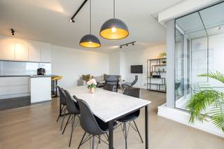 Modern appartement met twee slaapkamers en inpandig terras met zicht op het MAS in de iconische 'London Tower' op 't Eilandje! <br /><br />Het appartement gelegen op de twintigste verdieping bereikbaar met de lift heeft volgende indeling: via de inkomhal betreedt men de lichtrijke leefruimte op parket vloeren met een volledig geïnstalleerde open keuken voorzien toestellen.<br /><br />Via de leefruimte heeft men toegang tot het zonnige zuid-west gerichte terras (ca. 4m2) met panoramisch uitzicht over de stad, het MAS en de Schelde.<br /><br />Via de hal bereikt men een eerste slaapkamer (12m2), een tweede slaapkamer (11m2) en een badkamer voorzien van een ruime moderne inloopdouche met regendouchekop en een dubbele lavabo, een apart toilet en een berging voorzien van aansluitingen voor wasmachine en droogkast. <br /><br />Ten slotte is er nog een privatieve kelderberging mee inbegrepen.<br /><br />Inpandige autostaanplaats bereikbaar met de lift bij aan te kopen aan 45.000 Euro. <br /><br />Belangrijkste troeven:<br /><br />- Iconische residentie 'London Tower'<br />- Zeer energiezuinig (EPC label A)<br />- Ruim inpandig terras met panoramisch uitzicht<br />- Modern appartement met hoogwaardige afwerking <br /><br />90m2 bewoonbare oppervlakte cfr EPC.<br /><br />Wenst u een bezoek of meer informatie? Dan kan u ons steeds contacteren via info@dvarealestate.be of via 03/297.00.00.