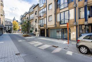 Voor alle info of een bezoek bel 0470 79 24 20:<br />Ben jij op zoek naar een commercieel pand met tal van mogelijkheden, dit pand is ideaal gelegen in het hart van Ninove!<br /><br />Oppervlakte handelsruimte: 75 m² – perfect voor een winkel, detail, kantoorruimte of andere commerciële doeleinden.<br />Toplocatie: Gelegen in een drukke, doch zijstraat van de winkelstraat, goed bereikbare straat met veel passage en zichtbaarheid.<br />Flexibiliteit: De indeling van het pand biedt ruimte voor een brede waaier aan commerciële of creatieve invullingen.<br /><br />Dit pand biedt niet alleen een uitstekende locatie, maar ook de kans om jouw zaak volledig naar eigen smaak en wensen in te richten. Ideaal voor ondernemers die willen investeren in een pand met toekomstperspectief.<br /><br />Heeft dit pand jouw interesse gewekt? Neem contact met ons op voor meer details of om een bezichtiging in te plannen. Dit is jouw kans om een unieke commerciële ruimte op een toplocatie in Ninove te bemachtigen!<br /><br />Voor alle info of een bezoek bel Saimen: 0470/79.24.20 of via e-mail: saimen@cornelis-goeman.be